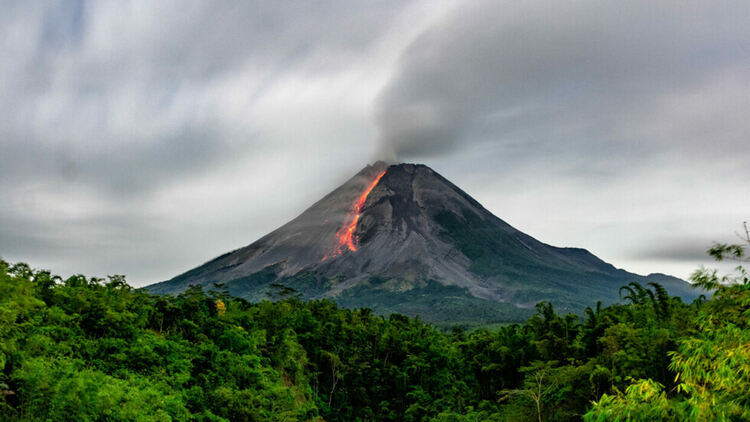Изригнал вулкан в Индонезия извърли 18-километров стълб от пепел, отменени са десетки полети до Бали