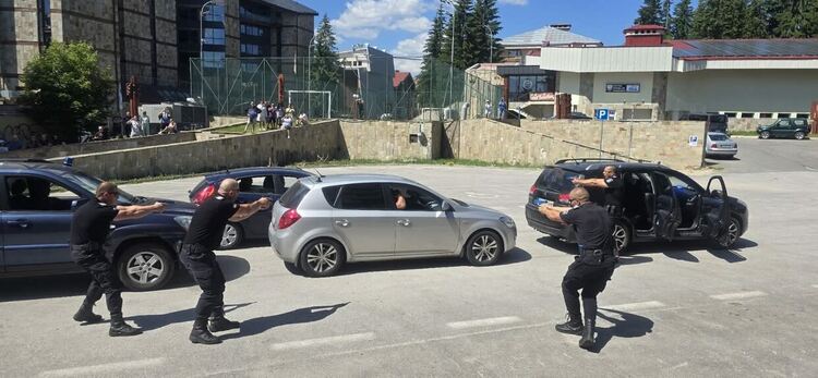 Над 300 гости наблюдаваха демонстрации на Главна дирекция „Охрана“ при извънредни ситуации в Пампорово 