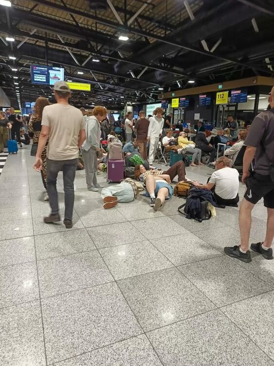 Десетки хиляди пътници прекараха по няколко денонощия на летищата в Русия в очакване на полета си