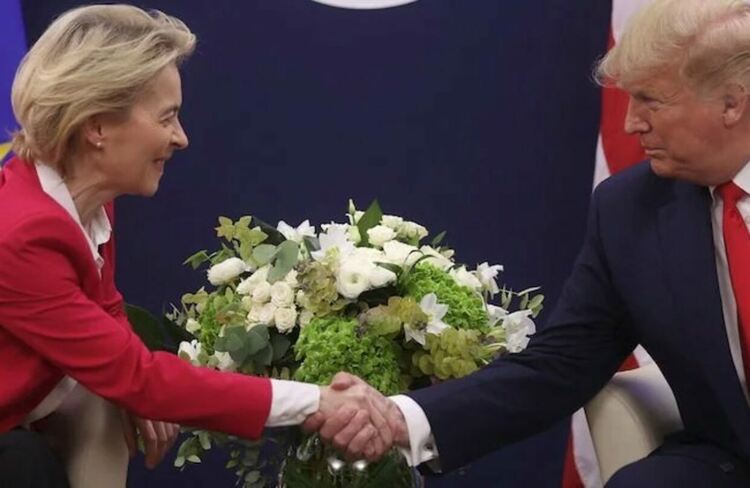 Урсула фон дер Лайен и Доналд Тръмп по време на Световния икономически форум в Давос през 2020 г.