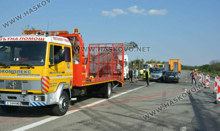 Петима работници на строителна фирма пострадаха при катастрофа заради забранен завой на магистралата