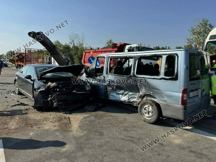Петима работници на строителна фирма пострадаха при катастрофа заради забранен завой на магистралата