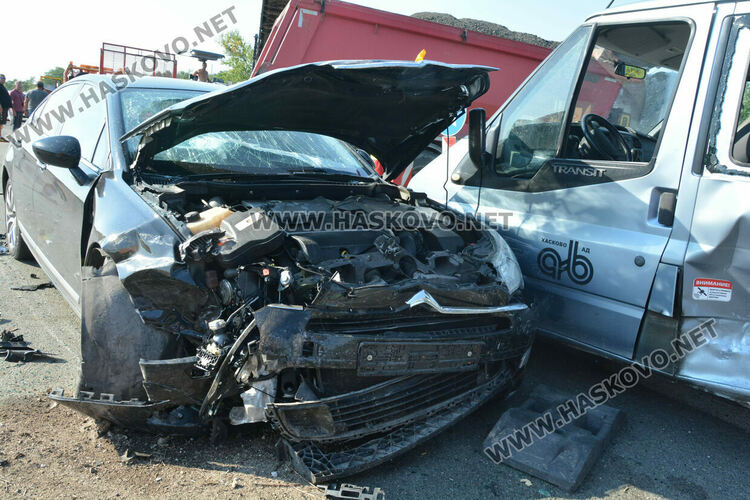 Петима работници на строителна фирма пострадаха при катастрофа заради забранен завой на магистралата