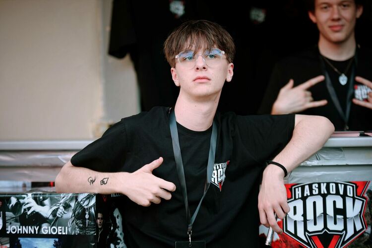 Публиката на „Хасково рок“ дари 4 000 лева за лечението на Розалия и Радослав