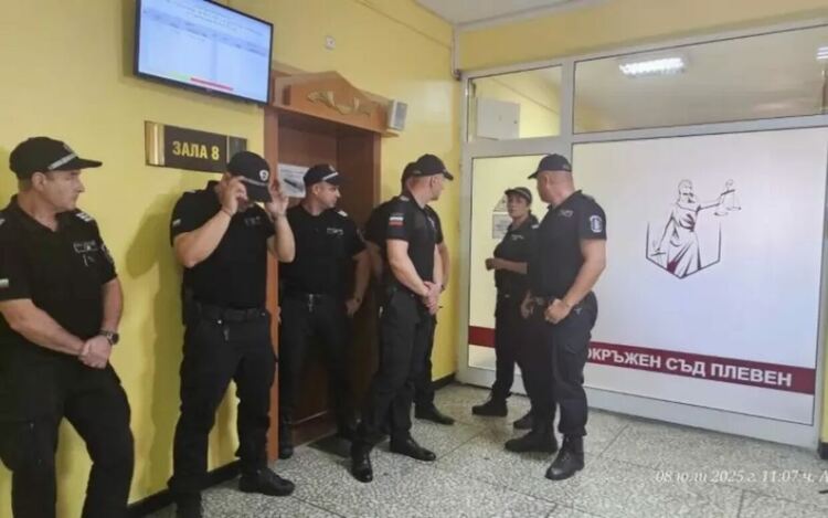 7 души от съдебната охрана пазят вратата на залата, в която се гледа делото.