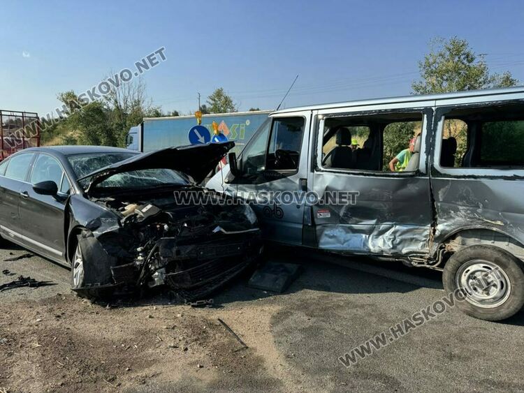 Петима работници на строителна фирма пострадаха при катастрофа заради забранен завой на магистралата