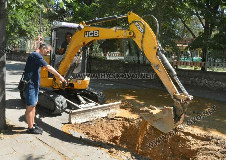 ВиК отстранява авария във водопровод на ул. „Св. св. Кирил и Методий“ в Хасково
