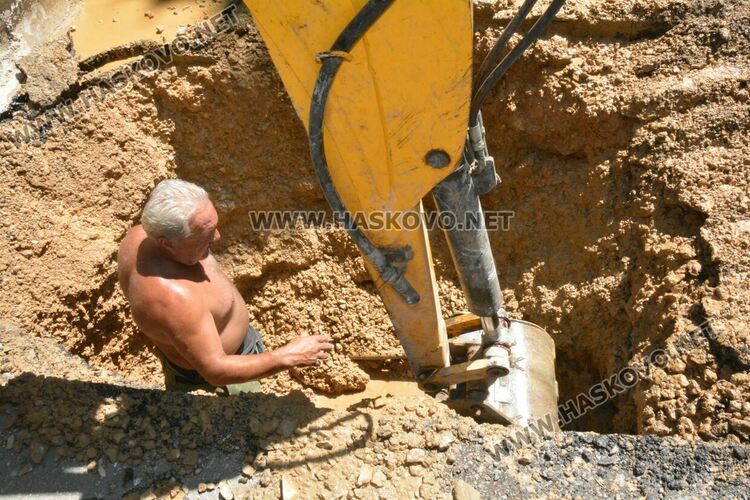 ВиК отстранява авария във водопровод на ул. „Св. св. Кирил и Методий“ в Хасково