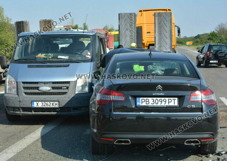 Петима работници на строителна фирма пострадаха при катастрофа заради забранен завой на магистралата