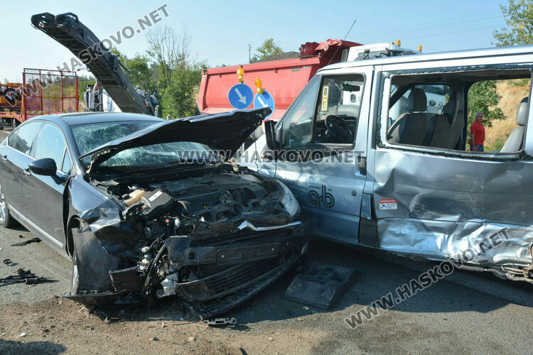 Петима работници на строителна фирма пострадаха при катастрофа заради забранен завой на магистралата