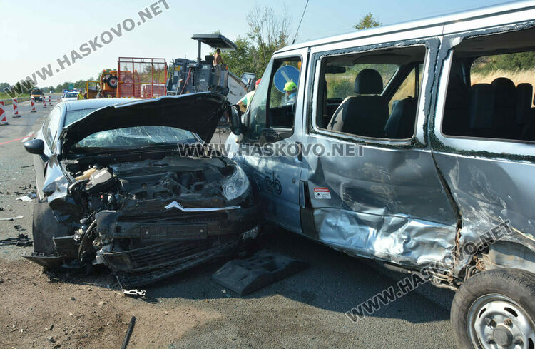 Петима работници на строителна фирма пострадаха при катастрофа заради забранен завой на магистралата