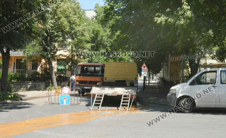 ВиК отстранява авария във водопровод на ул. „Св. св. Кирил и Методий“ в Хасково