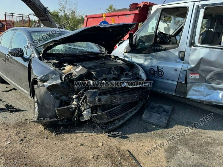 Петима работници на строителна фирма пострадаха при катастрофа заради забранен завой на магистралата