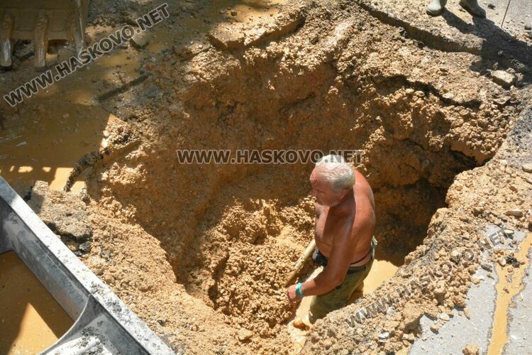 ВиК отстранява авария във водопровод на ул. „Св. св. Кирил и Методий“ в Хасково