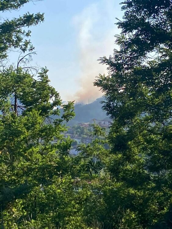 Локализираха пожар край махала Рустан, остава окончателното му потушаване