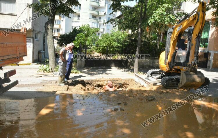 ВиК отстранява авария във водопровод на ул. „Св. св. Кирил и Методий“ в Хасково