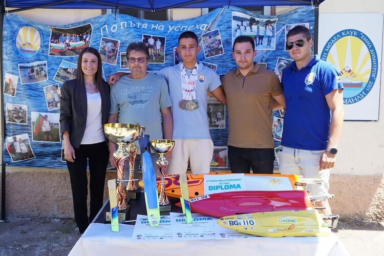 Посрещнаха световния шампион по корабомоделен спорт Пламен Георгиев