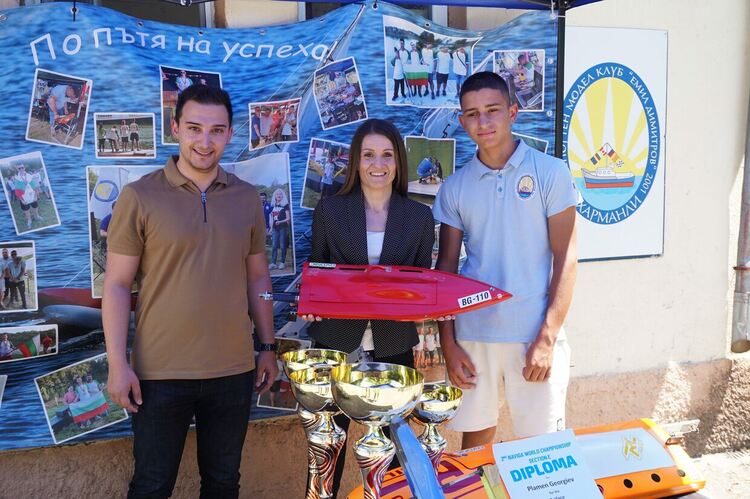 Посрещнаха световния шампион по корабомоделен спорт Пламен Георгиев