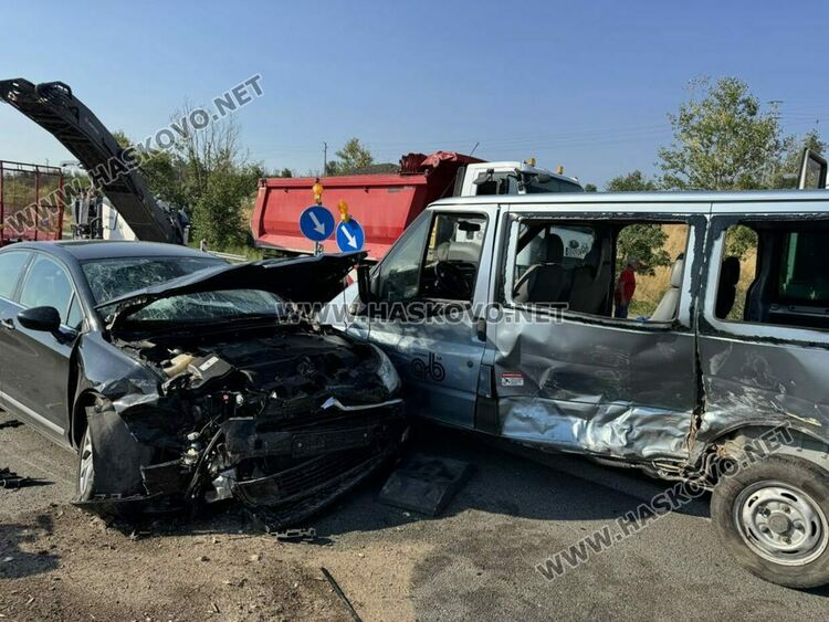 Петима работници на строителна фирма пострадаха при катастрофа заради забранен завой на магистралата