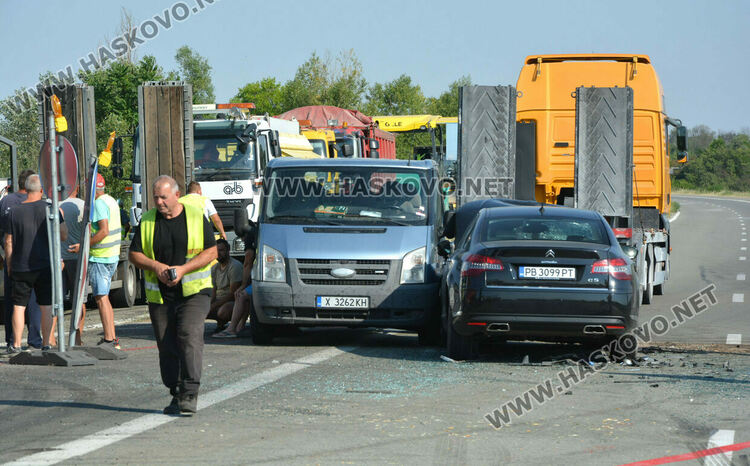 Петима работници на строителна фирма пострадаха при катастрофа заради забранен завой на магистралата