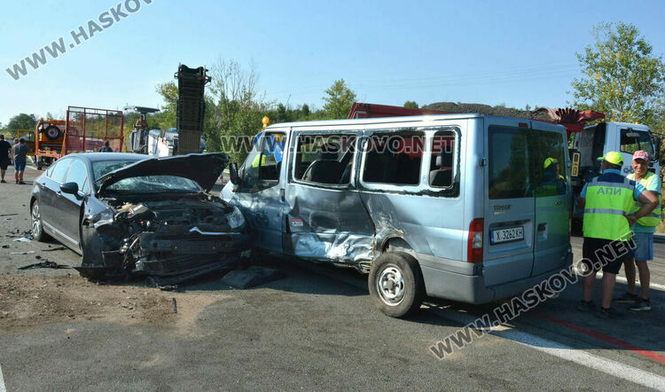 Петима работници на строителна фирма пострадаха при катастрофа заради забранен завой на магистралата