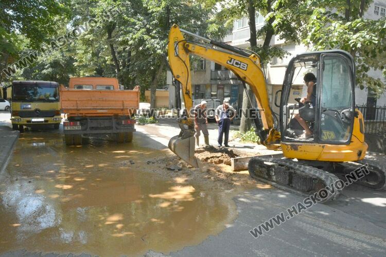 ВиК отстранява авария във водопровод на ул. „Св. св. Кирил и Методий“ в Хасково