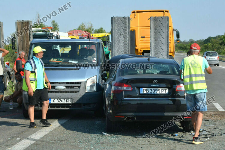 Петима работници на строителна фирма пострадаха при катастрофа заради забранен завой на магистралата