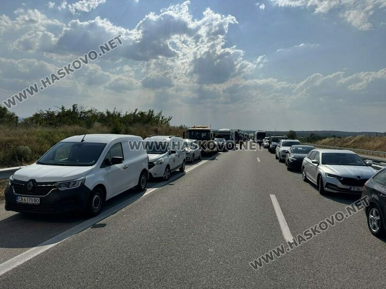 Двама пострадаха при удар на камион в аварирал автомобил