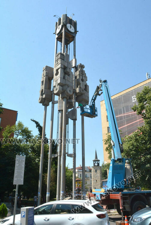 Шипове срещу птици поставиха на часовниковата кула – монумент „1000 г. Хасково“