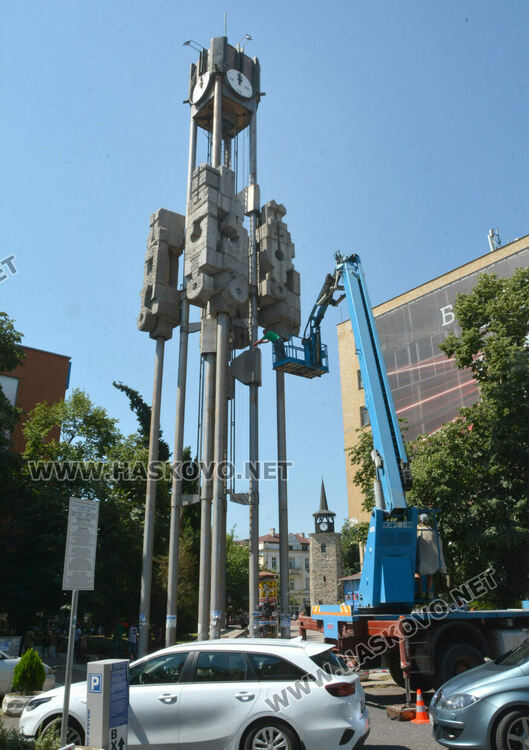 Шипове срещу птици поставиха на часовниковата кула – монумент „1000 г. Хасково“