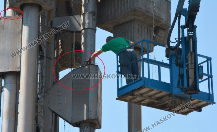 Шипове срещу птици поставиха на часовниковата кула – монумент „1000 г. Хасково“