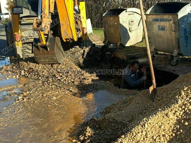 Екипи на ВиК отстраниха авария в Харманли, няма да бъде спирано захранването на града