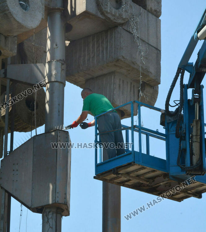 Шипове срещу птици поставиха на часовниковата кула – монумент „1000 г. Хасково“