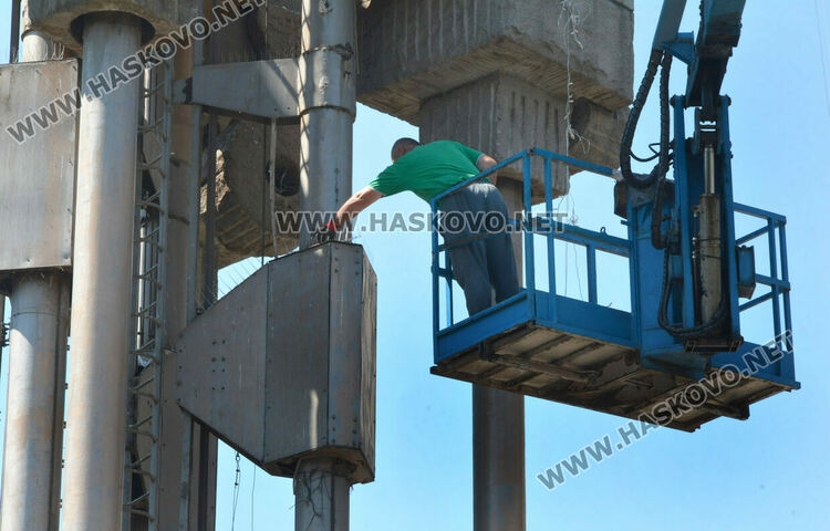 Шипове срещу птици поставиха на часовниковата кула – монумент „1000 г. Хасково“