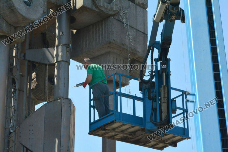 Шипове срещу птици поставиха на часовниковата кула – монумент „1000 г. Хасково“