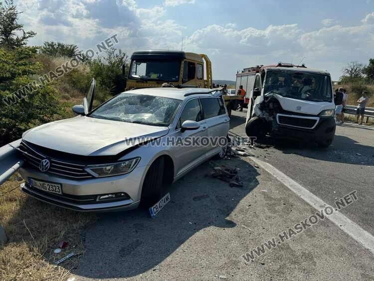 Двама пострадаха при удар на камион в аварирал автомобил
