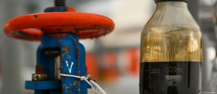 Страните от ОПЕК+ увеличават производството на петрол в момент, когато предлагането и бездруго е по-голямо от търсенето