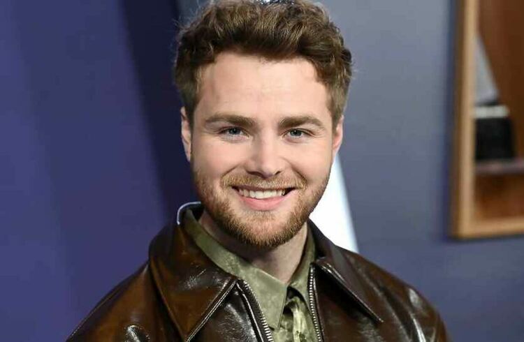 Алекс Уорън с Ordinary оглавява класацията на „Билборд“ за сингли вече пета поредна седмица