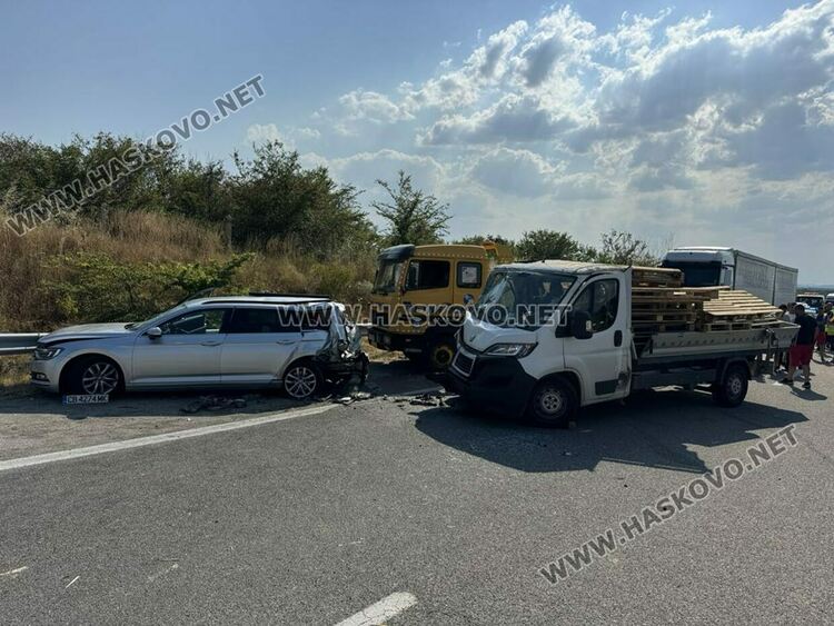 Двама пострадаха при удар на камион в аварирал автомобил