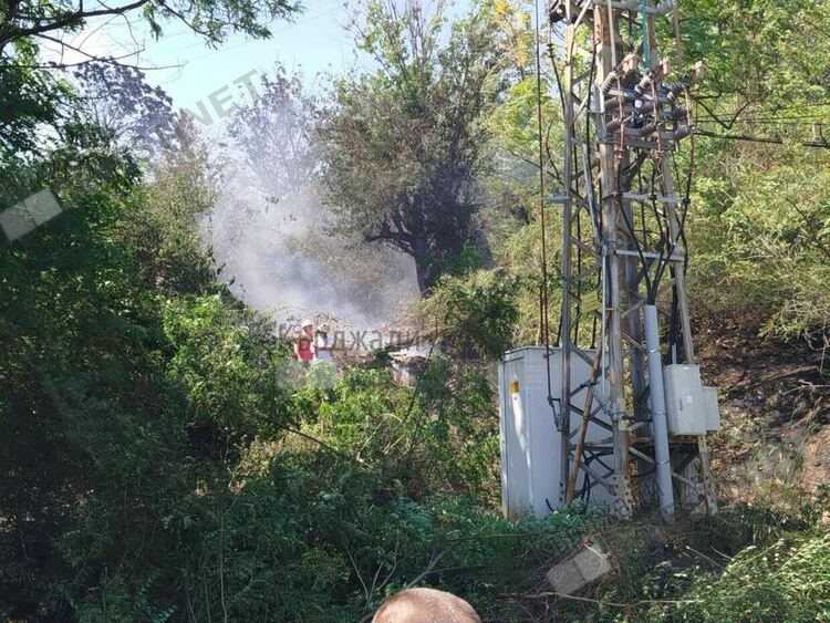 Пожар по пътя за Ардино, горят сухи треви и храсти