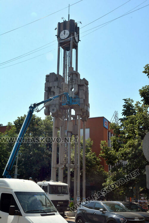 Шипове срещу птици поставиха на часовниковата кула – монумент „1000 г. Хасково“