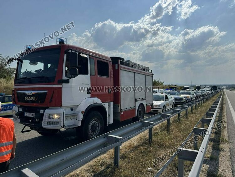 Двама пострадаха при удар на камион в аварирал автомобил