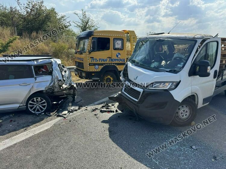 Двама пострадаха при удар на камион в аварирал автомобил