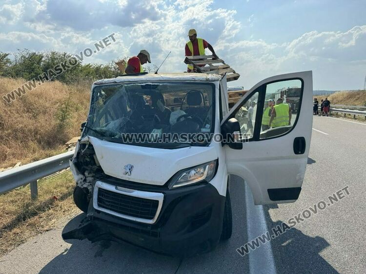 Двама пострадаха при удар на камион в аварирал автомобил