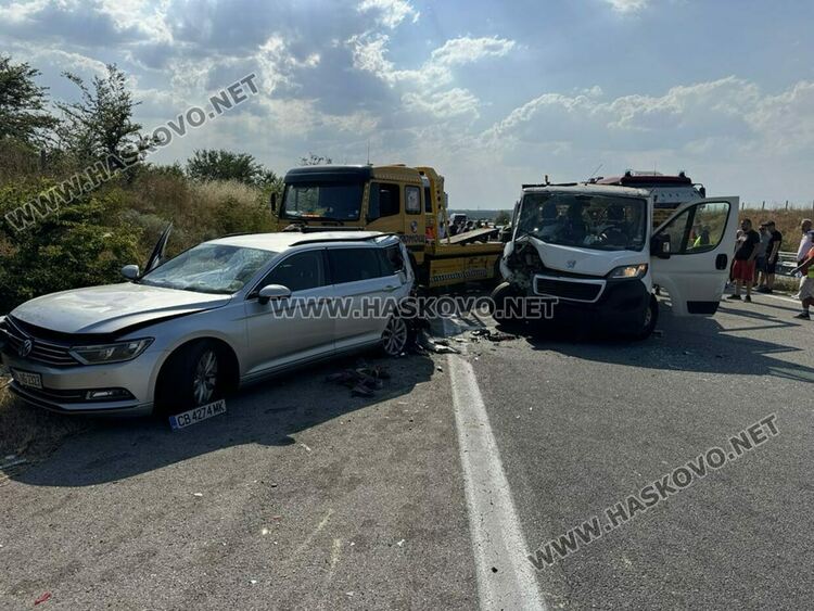 Двама пострадаха при удар на камион в аварирал автомобил