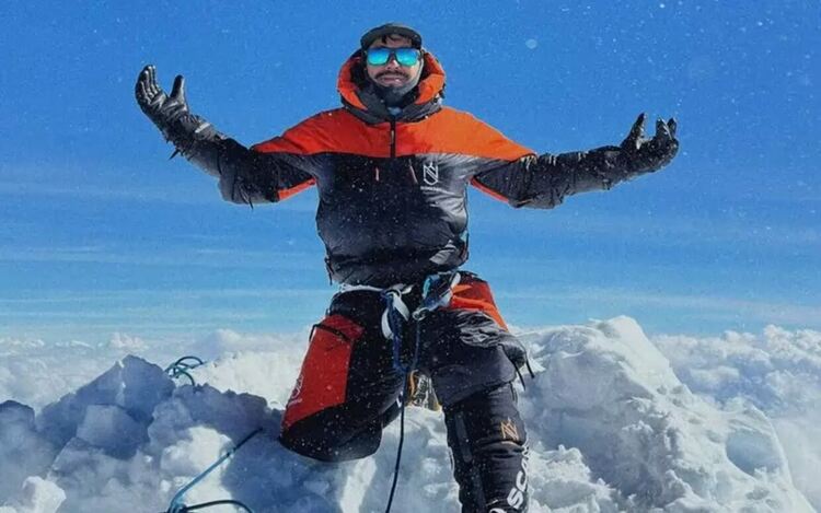 Нирмал Пурджа позира на Нанга Парбат след успешното си 50-о изкачване.