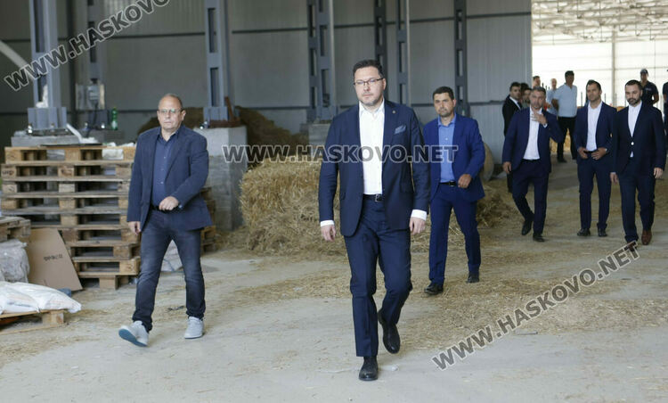 Мъж и жена са задържани за нелегалната фабрика за цигари край Момково, издирват още четирима