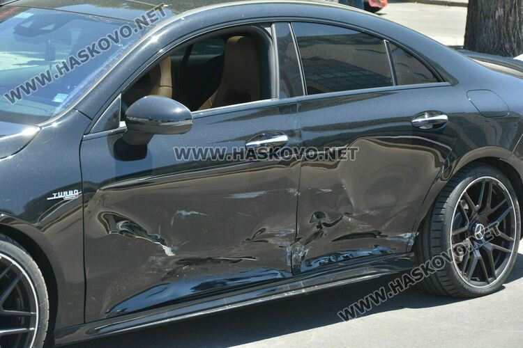 Водач на „Фолксваген“ се заби в „Мерцедес“ на кръстовището до Първа поликлиника в Хасково 