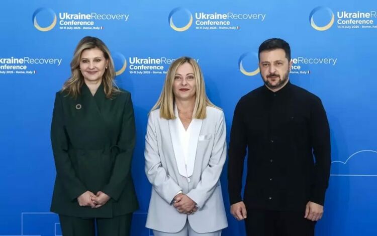 Домакинът на конференцията в Рим - Джорджа Мелони (в средата), си снима с пристигналият за участие украински президент Володимир Зеленски и съпругата му Олена