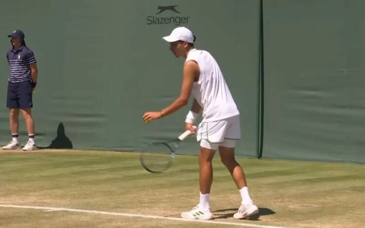 Иван Иванов се готви да изпълни сервис срещу Жига Шешко.